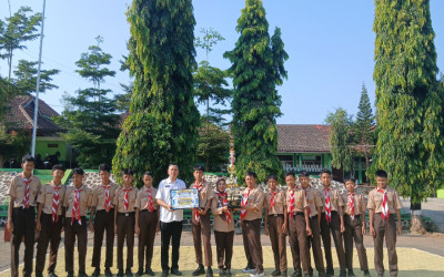 Apresiasi Prestasi, SMP Negeri 1 Jumantono Serahkan Penghargaan Kepada Tim dan Pelatih Voli Putra Juara Turnamen 4J