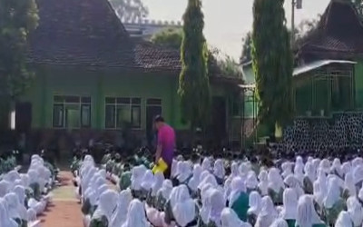 Berikut adalah draf berita mengenai kegiatan literasi dan numerasi di SMP Negeri 1 Jumantono:  SMP Negeri 1 Jumantono Gelar Kegiatan Literasi dan Numerasi: Kenalkan Buku 